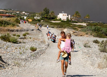 Zjarret, Greqia ofron 1 javë pushime për turistët që u rrezikuan