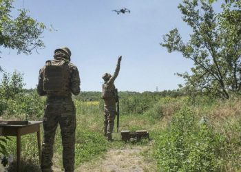 Sulmet në territorin e saj, Rusia rekruton banorët në kufi