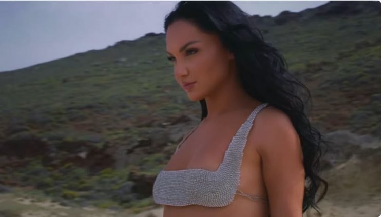 Samanta Karavella publikon këngën e re