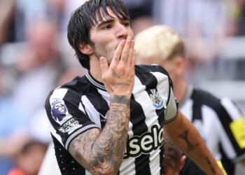 Asnjë frikë, Tonali shënon që në debutim