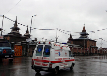 Rrëzohet vinçi mbi punëtorët, vdesin 14 persona në Indi