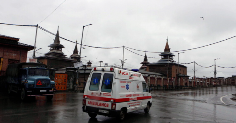 Rrëzohet vinçi mbi punëtorët, vdesin 14 persona në Indi