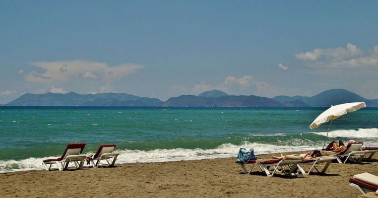 Gjenden 28 mina të pashpërthyera në plazh, mbyllet resorti turk