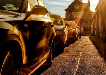 Gjyshja e harron në makinë, vdes 1-vjeçarja nga nxehtësia