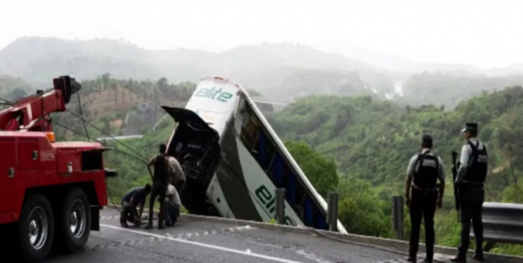 Autobusi me emigrant del nga rruga, vdesin 18 persona