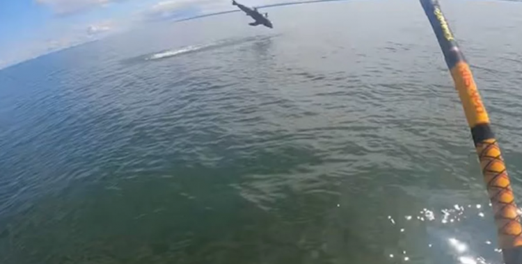 Peshkaqeni në grep, i ndodh e papritura peshkatarit kanadez (VIDEO)