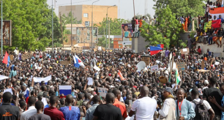 Grushti i shtetit, SHBA pezullon ndihmën humanitare në Nigeri