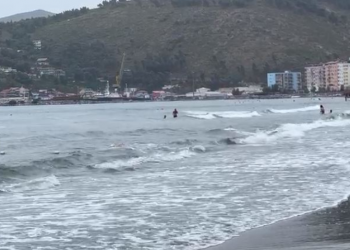“Plazh në shi”, turistët nuk i tremben shiut në Shëngjin