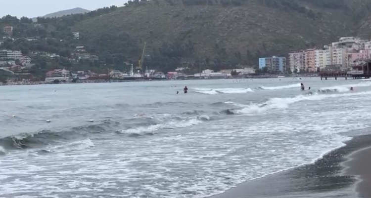“Plazh në shi”, turistët nuk i tremben shiut në Shëngjin