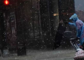 Dy të vdekur nga stuhia në SHBA, anulohen mijëra fluturime