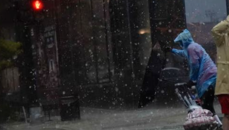 Dy të vdekur nga stuhia në SHBA, anulohen mijëra fluturime