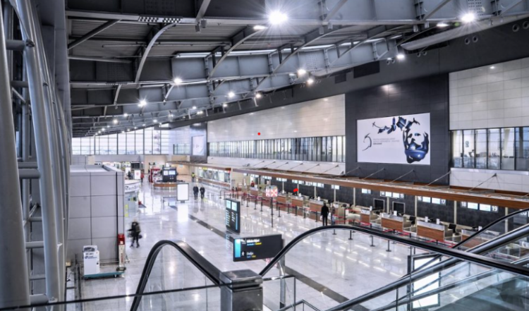 Sulmoi 2 policë në aeroport, arrestohet turisti polak