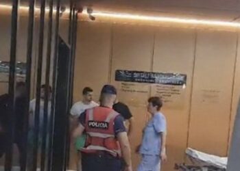 U qëllua me thikë në qafë! Kolegët japin gjak dhe luten për policin