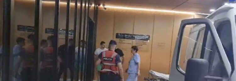 U qëllua me thikë në qafë! Kolegët japin gjak dhe luten për policin