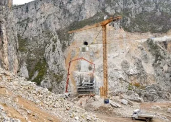 ‘Më qëlluan me grushte’! Sherr për guroren, dhunohet kryeplaku