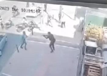 VIDEO/ Momenti kur policia greke qëllon grabitësin shqiptar