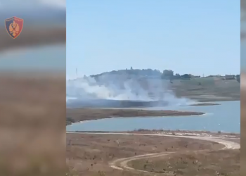 VIDEO/ I vuri zjarrin kabllove, flakët rrezikun banesat…