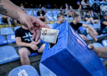 Tifozët mbledhin para për shokët e tyre në burg