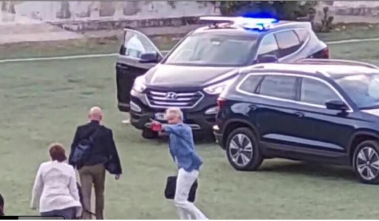 Tony Blair mbërrin në Himarë me helikopter (VIDEO)