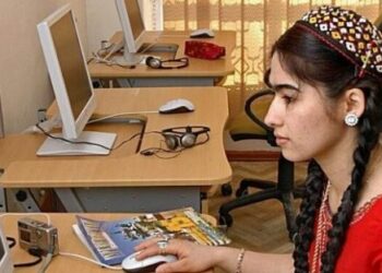 Turkmenistani pa aplikacione komunikimi dhe internet