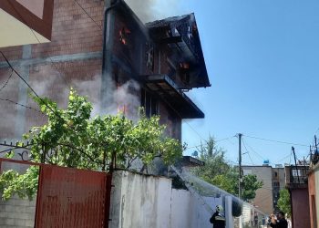 Përfshihet nga flakët vila 3-katëshe (VIDEO)