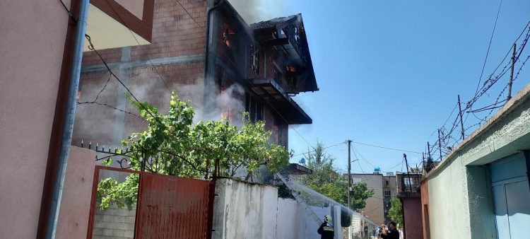 Përfshihet nga flakët vila 3-katëshe (VIDEO)