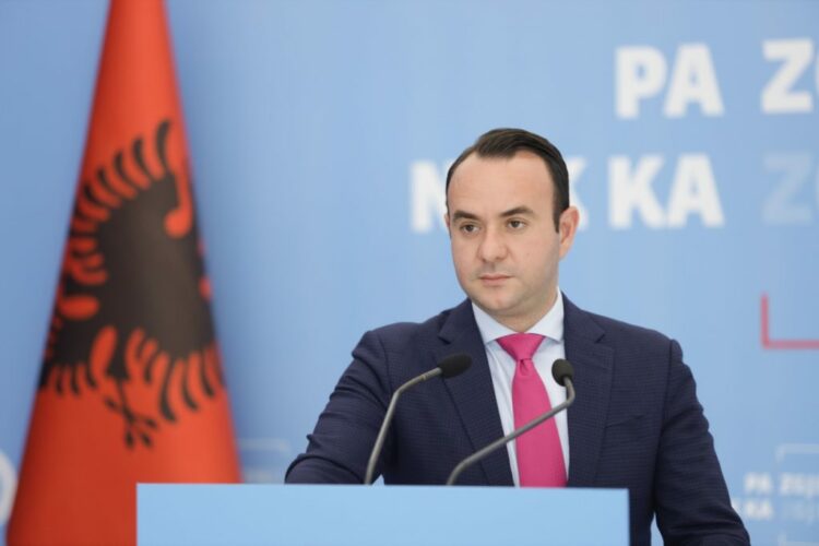 Denoncimi i PD: 380 milionë lekë për të fshirë oborret e QSUT