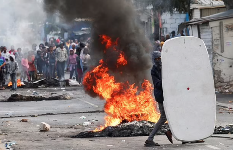 Mjeku britanik vdes pasi dhunohet barbarisht nga protestuesit