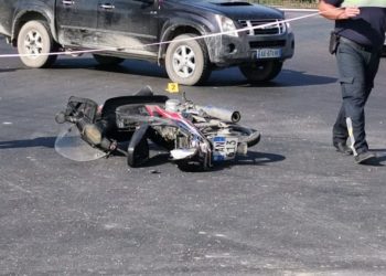 Makina përplas motorin në Korçë, drejtuesi përfundon në spital