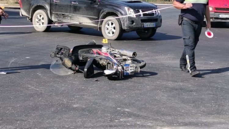 Makina përplas motorin në Korçë, drejtuesi përfundon në spital