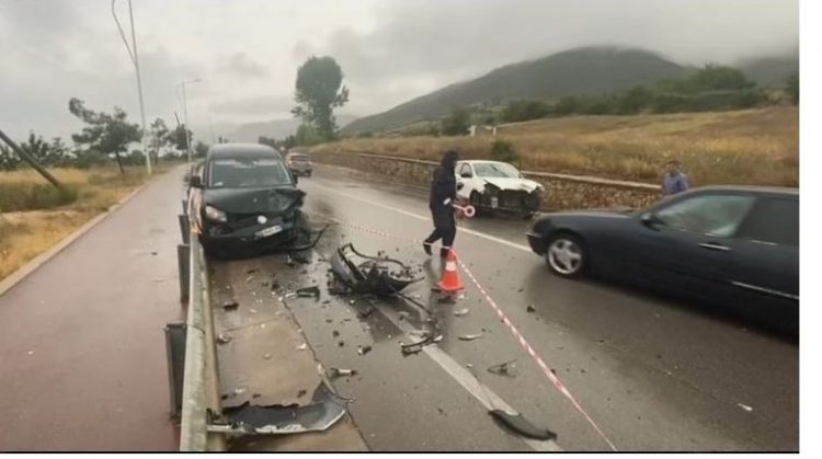 Moti me shi, përplasen dy makina në Pogradec