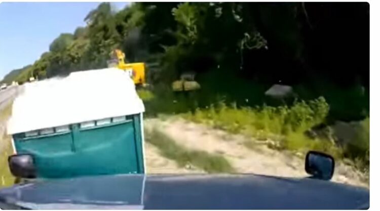 Aksidenti i pazakontë, kamioni ‘futet’ në banjo publike (FOTO)