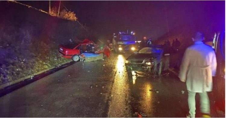 Tre makina përplasen me njëra-tjetrën, bllokohet autostrada