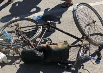 Makina përplas biçikletën, lëndohet një person