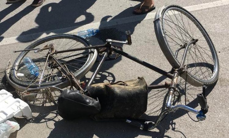 Makina përplas biçikletën, lëndohet një person