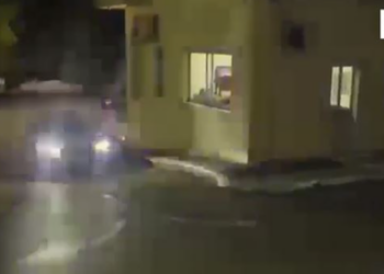 Transportuan emigrantë, prangoset dhe 25-vjeçari i shpallur në kërkim