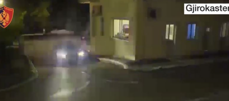 Transportuan emigrantë, prangoset dhe 25-vjeçari i shpallur në kërkim