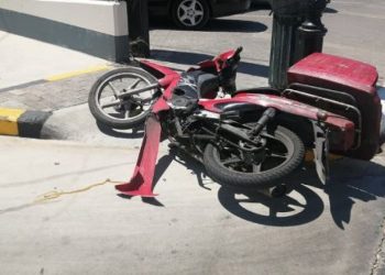 Makina përplas motorin në Korçë, drejtuesi përfundon në spital