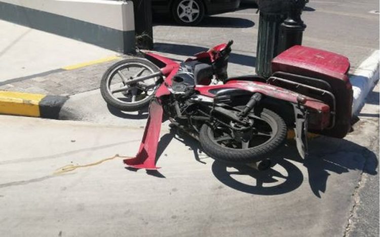 Makina përplas motorin në Korçë, drejtuesi përfundon në spital