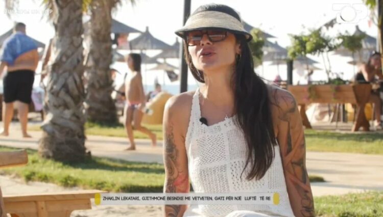 Moderatorja i merr vendin Zhaklin Lekatarit, ja reagimi i saj