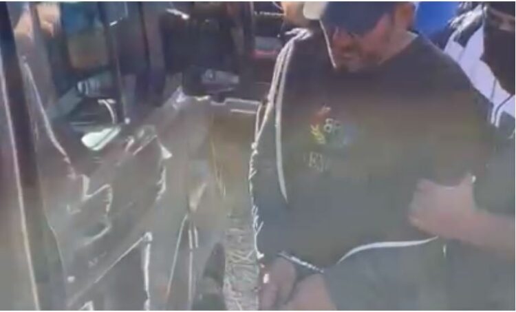 Plagosi policin që ndërhyri për të shuar sherrin, prangoset autori