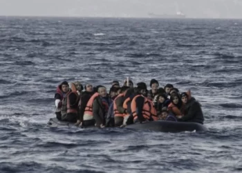 Fundoset varka me emigrantë në Kanalin Anglez, të paktën një i vdekur