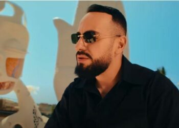 Capital T ndërpret koncertin për t’i bërë dedikim nënës