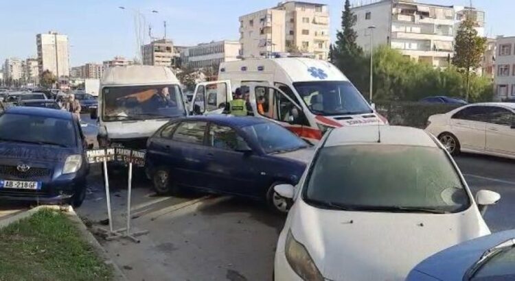 Përplasen 4 makina në aksin Tiranë-Durrës, krijohet trafik i rënduar