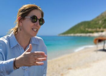 “Plehrë..i paudhë”! Ministres nuk i mbajnë nervat, kërcënon qytetarin