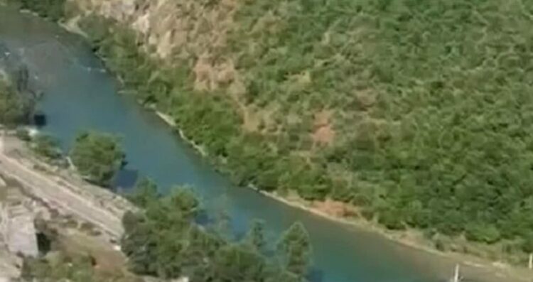 Fabrika e bitumit, banorët në Fierzë protestojnë: Guroret dëmtojnë