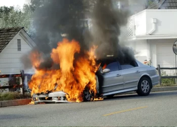 Përfshihet nga flakët makina pranë tunelit të Skërficës, detajet