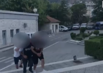 Transportonin 8 klandestinë drejt Tiranës, prangosen 3 persona