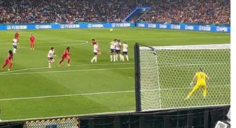 Futbollistja e Panamasë shënon gol nga 35 metra largësi (VIDEO)