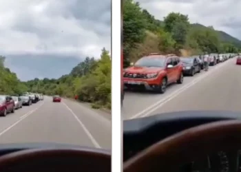 Radhë kilometrike në Kakavijë, emigrantët presin të hyjnë në Shqipëri